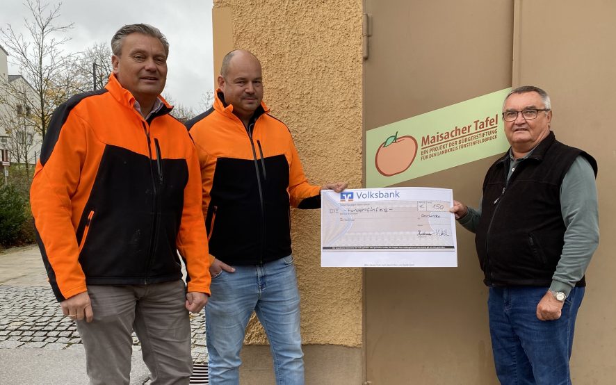 Vertreter vom Christbaumverkauf Gernlinden überreichen Spendenscheck an Tafelleiter Normann Wenke