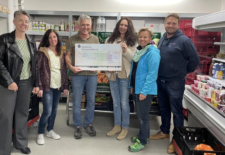 Vertreterinnen der Martinschule Olching übergeben einen Spendenscheck in Höhe von 5000 Euro an den Tafelleiter Olching, Dieter Deinert.