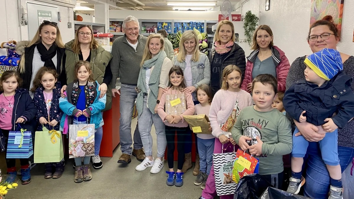 Eltern aus vier Olchinger Kindergärten übergeben zusammen mit ihren Kindern Ostergeschenke an den Olchinger Tafelleiter Dieter Deinert